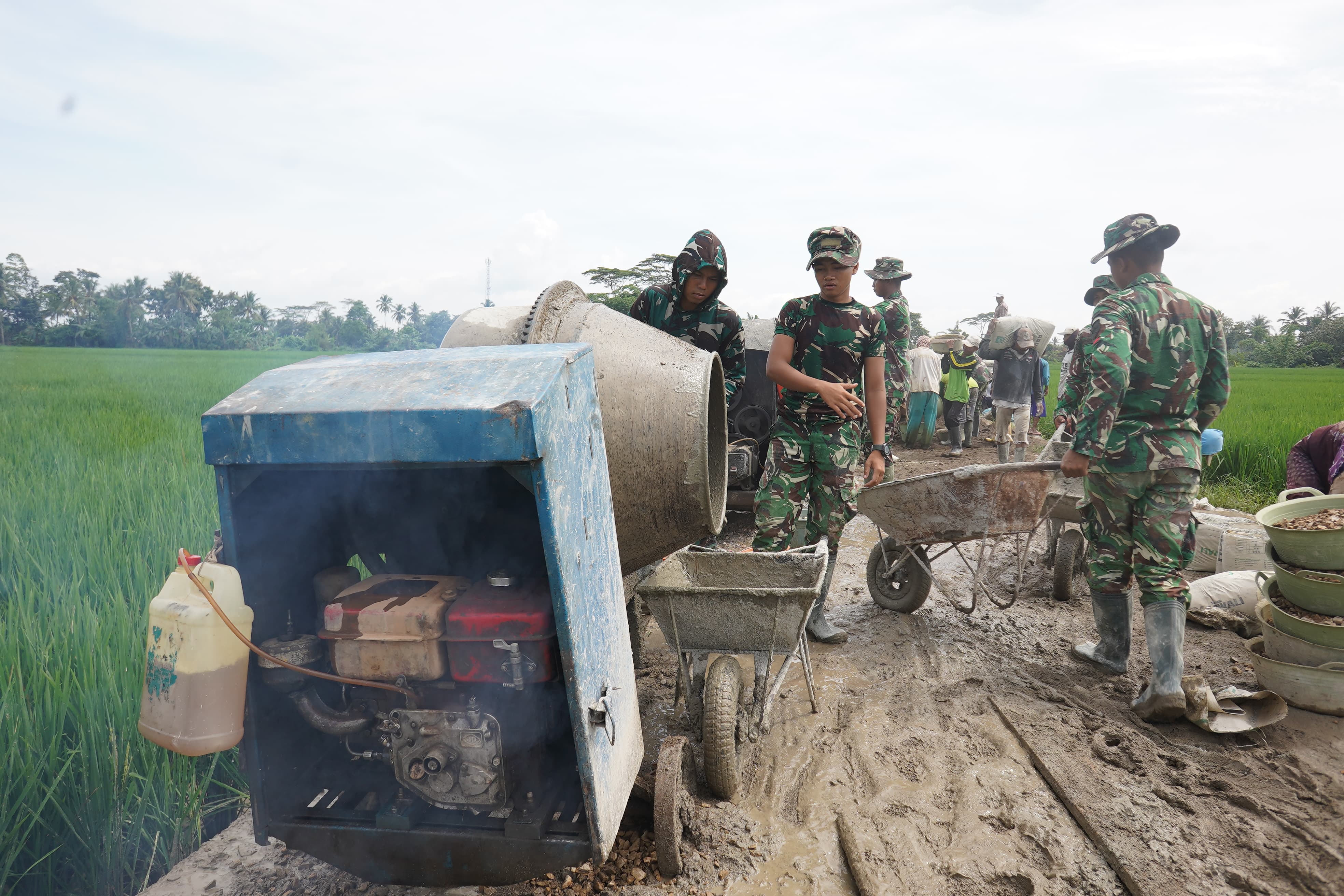 Penuh Semangat, Warga Gotong Royong Kerjakan Rabat Beton TMMD ke-127